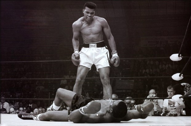 Ali noquea a Sonny Liston